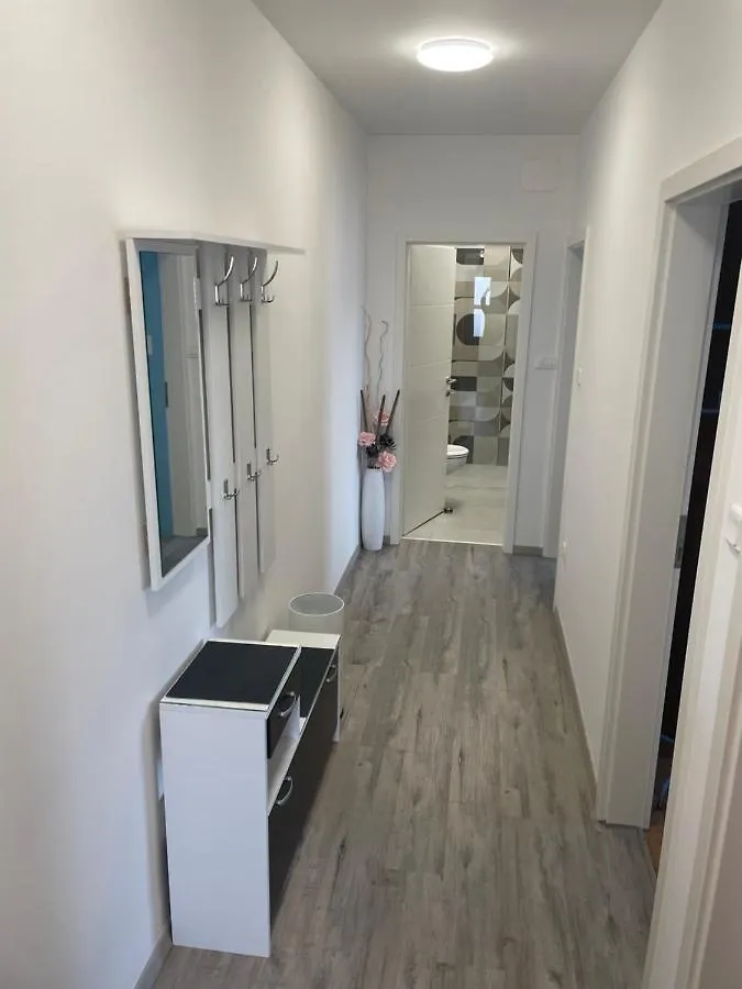 Spacious New App For 5 Persons, Close Beach&City Porec Apartment